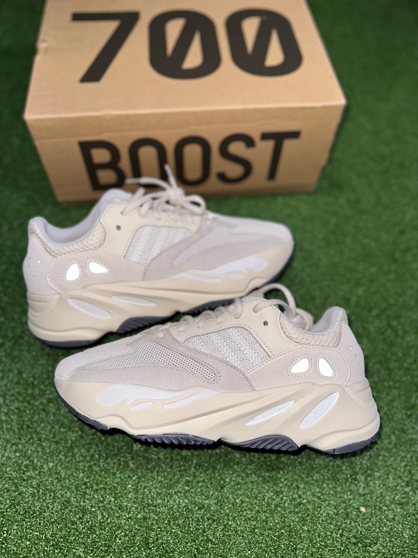 Adidas Yeezy Boost 700 - Analógico