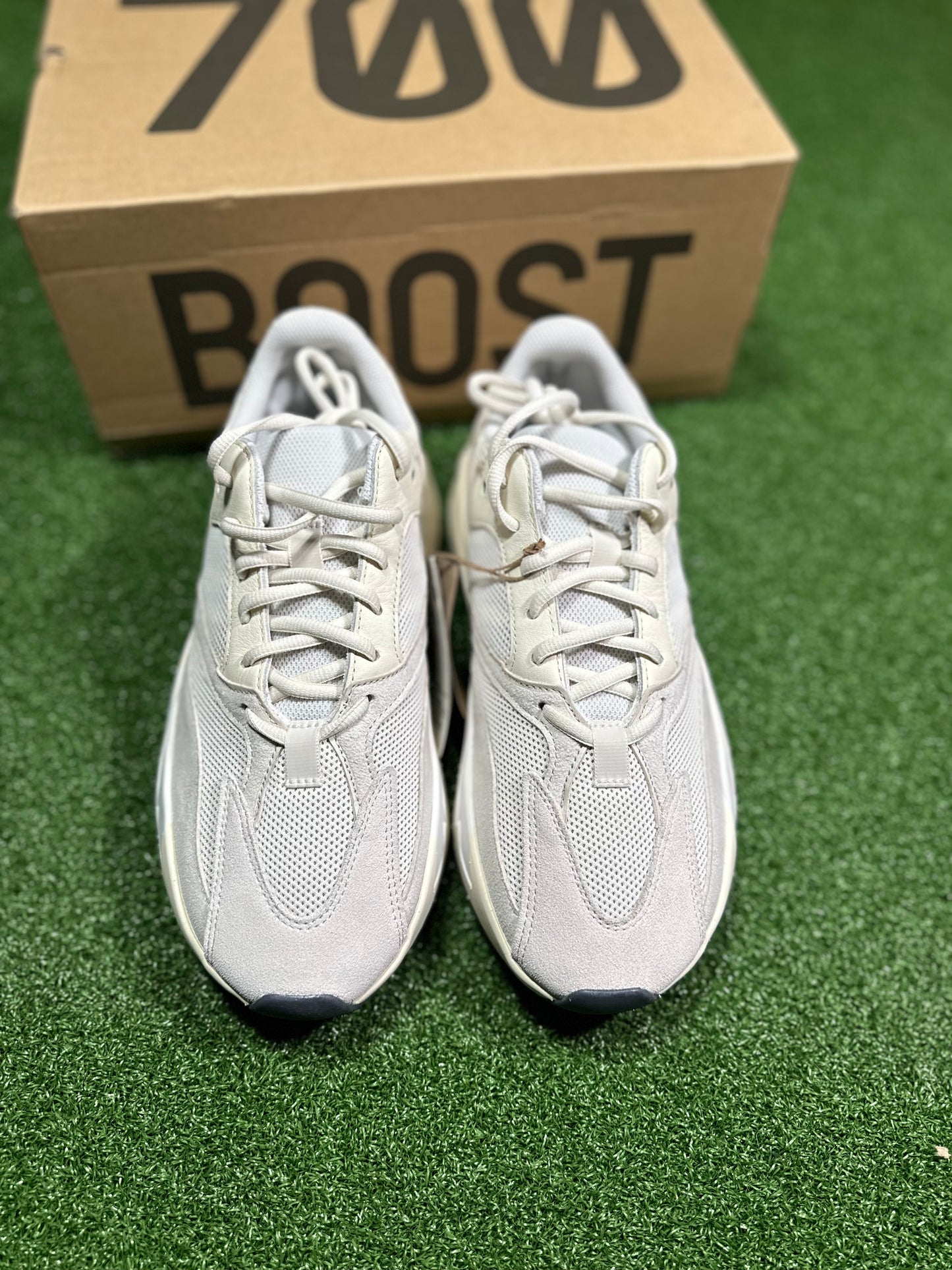 Adidas Yeezy Boost 700 - Analógico