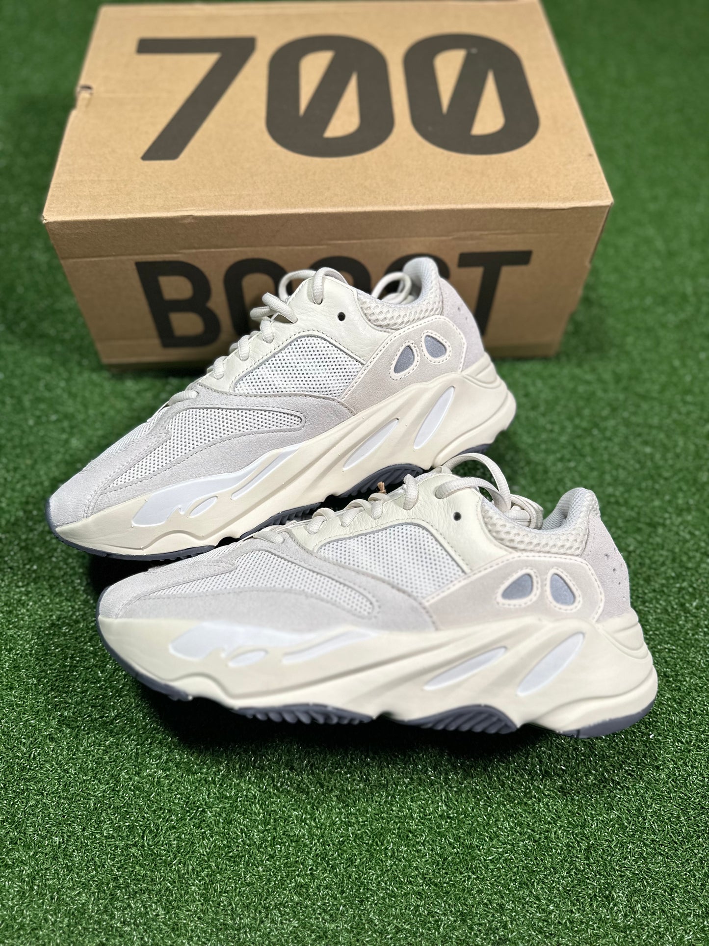 Adidas Yeezy Boost 700 - Analógico