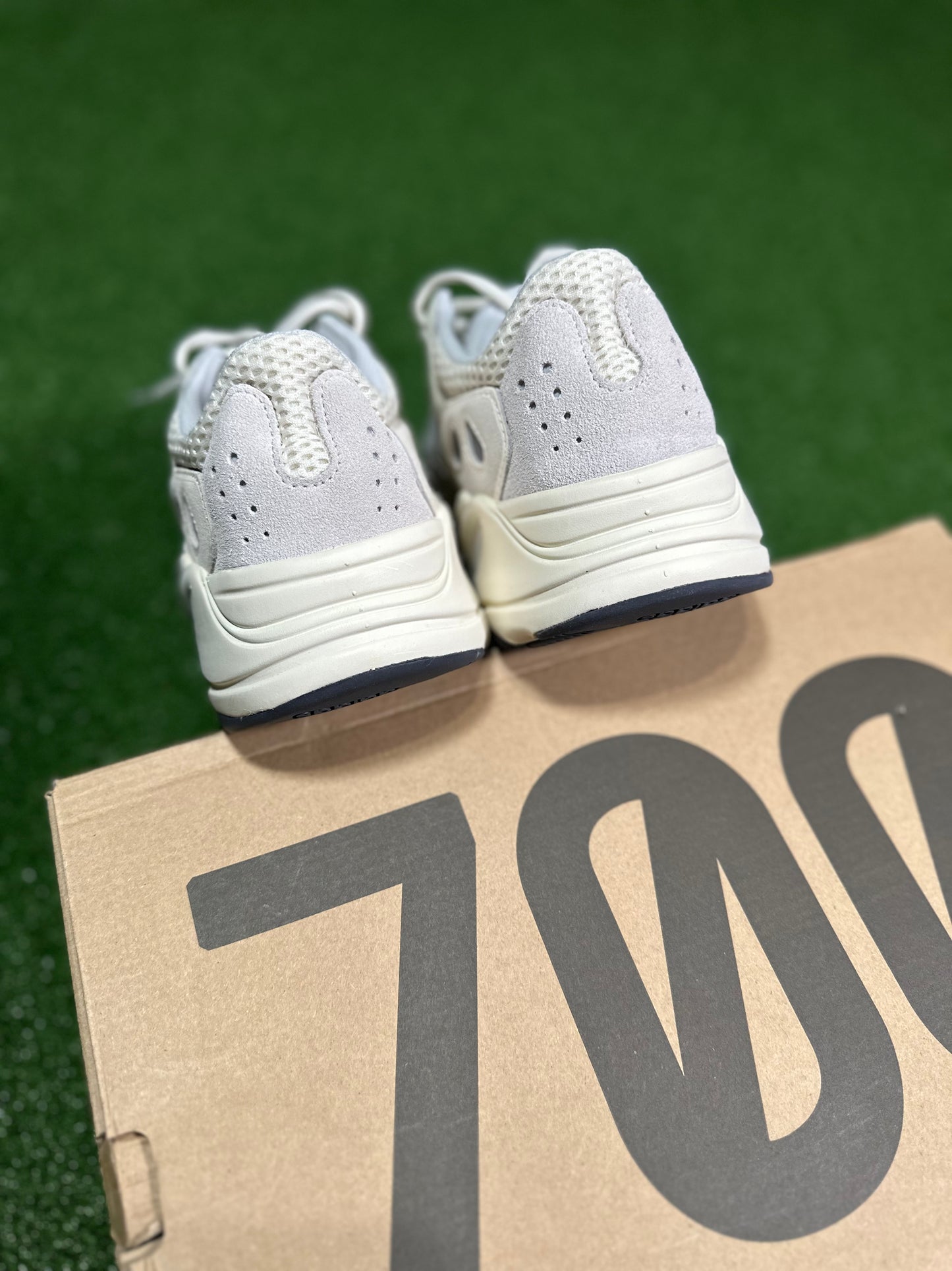 Adidas Yeezy Boost 700 - Analógico