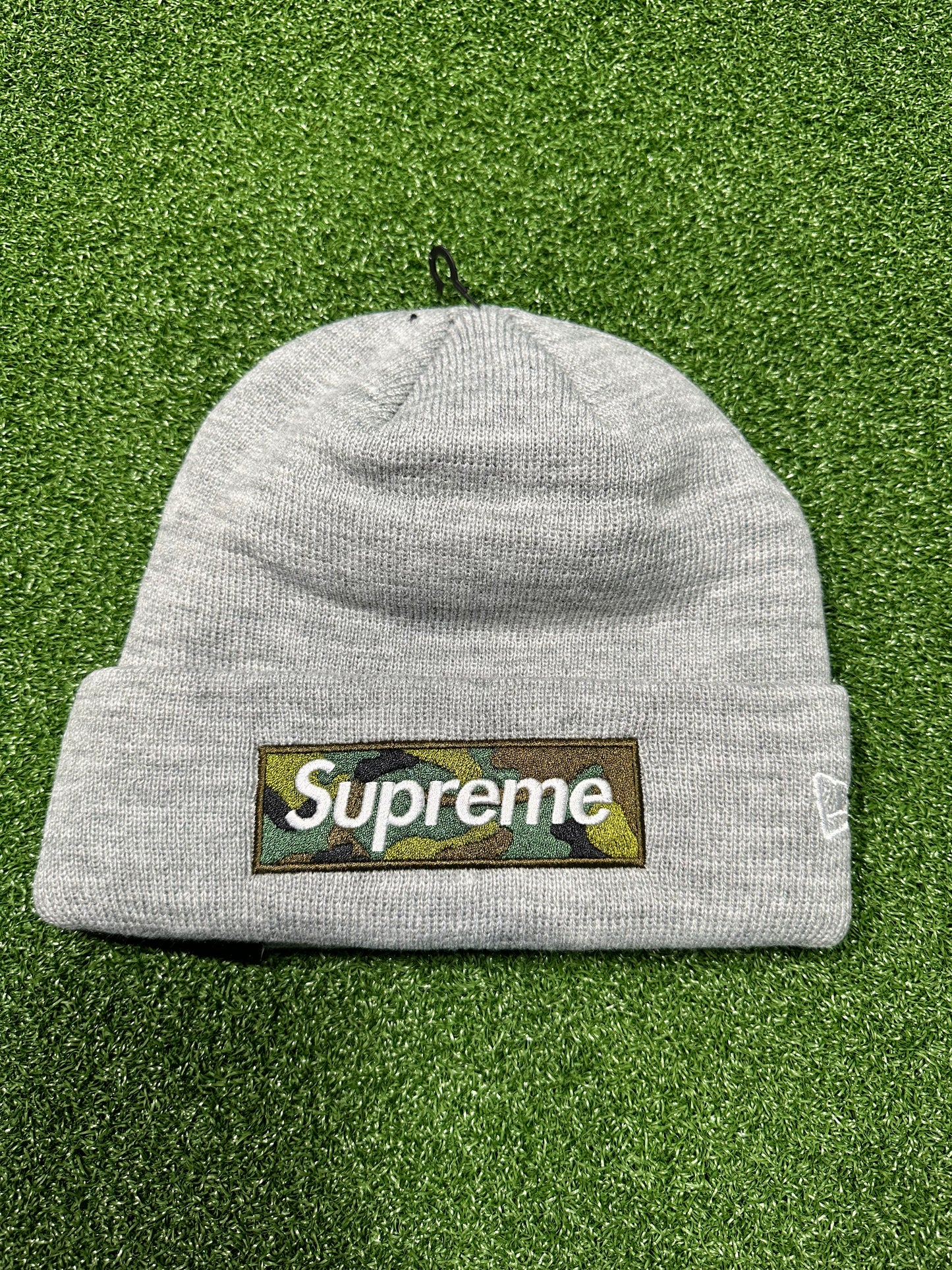 Gorro con logo en forma de caja de Supreme New Era (otoño/invierno 2023) en gris jaspeado