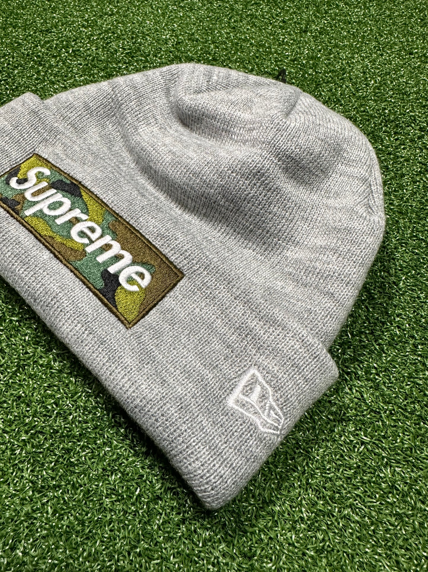 Gorro con logo en forma de caja de Supreme New Era (otoño/invierno 2023) en gris jaspeado