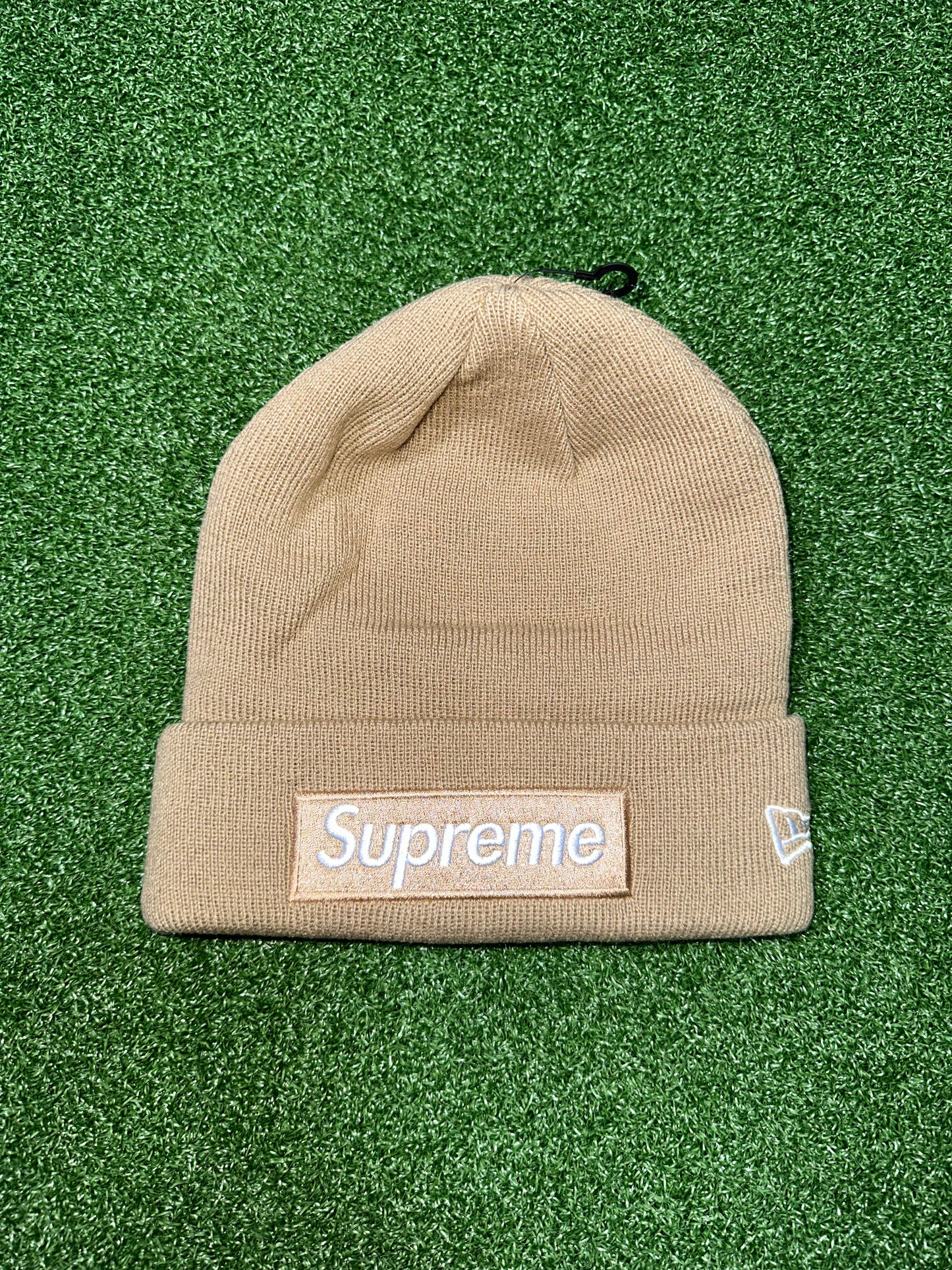 Gorro con logo en forma de caja de Supreme New Era (otoño/invierno 2023), color arena oscuro