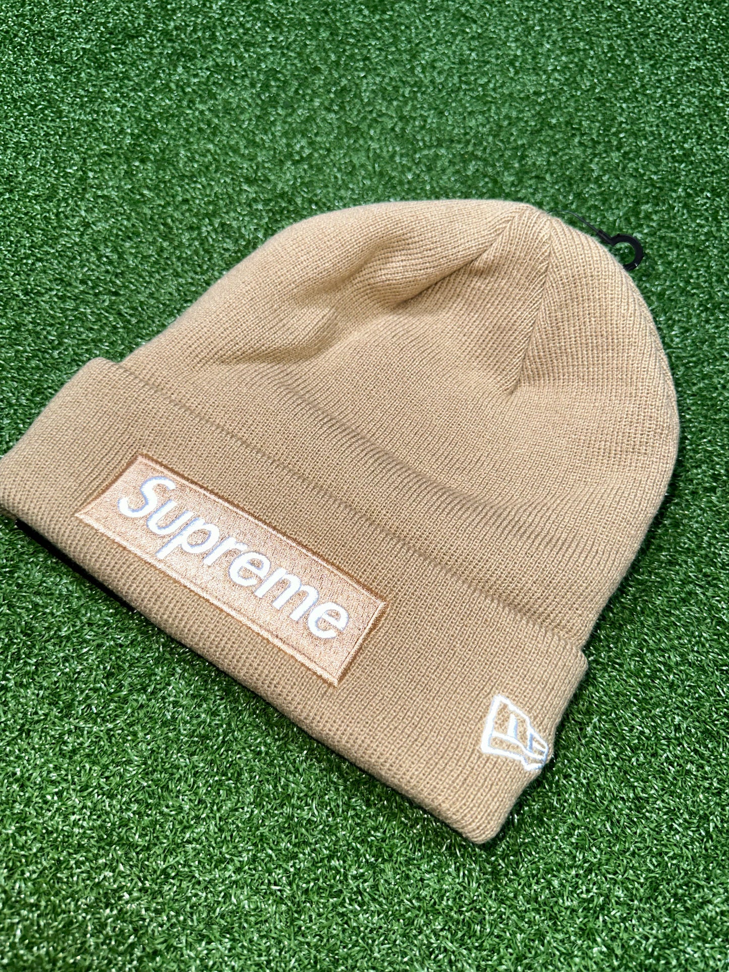 Gorro con logo en forma de caja de Supreme New Era (otoño/invierno 2023), color arena oscuro