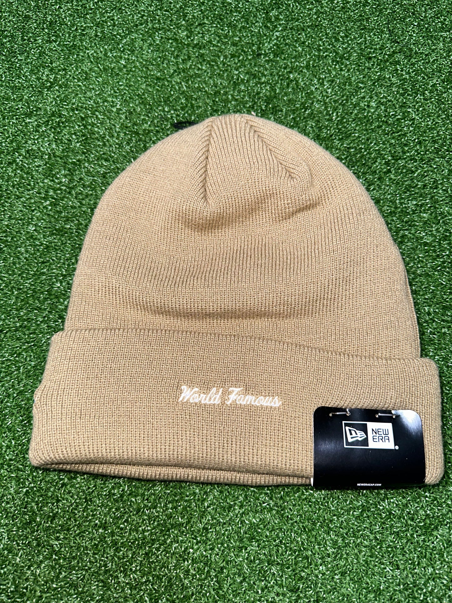 Gorro con logo en forma de caja de Supreme New Era (otoño/invierno 2023), color arena oscuro