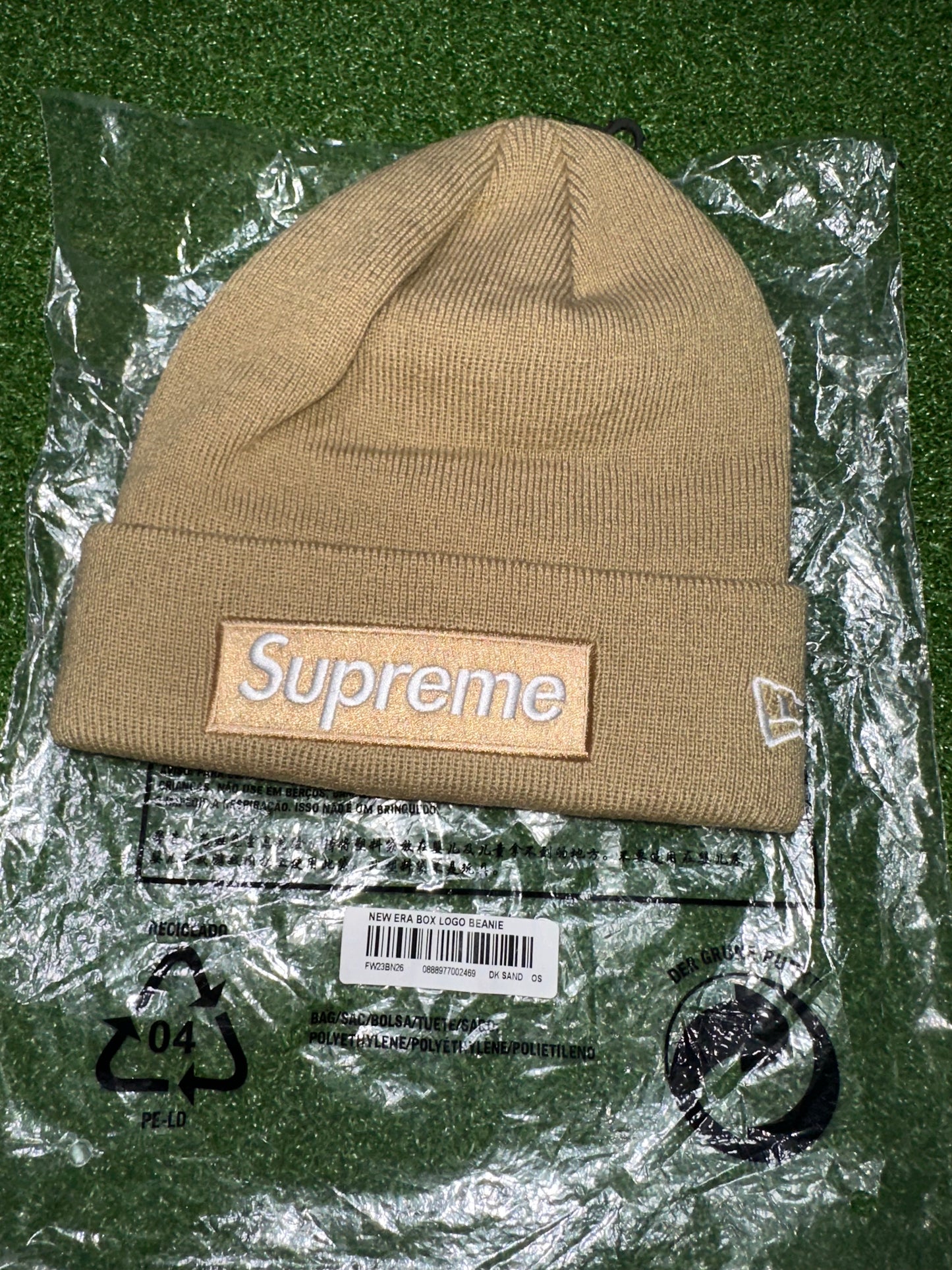 Gorro con logo en forma de caja de Supreme New Era (otoño/invierno 2023), color arena oscuro