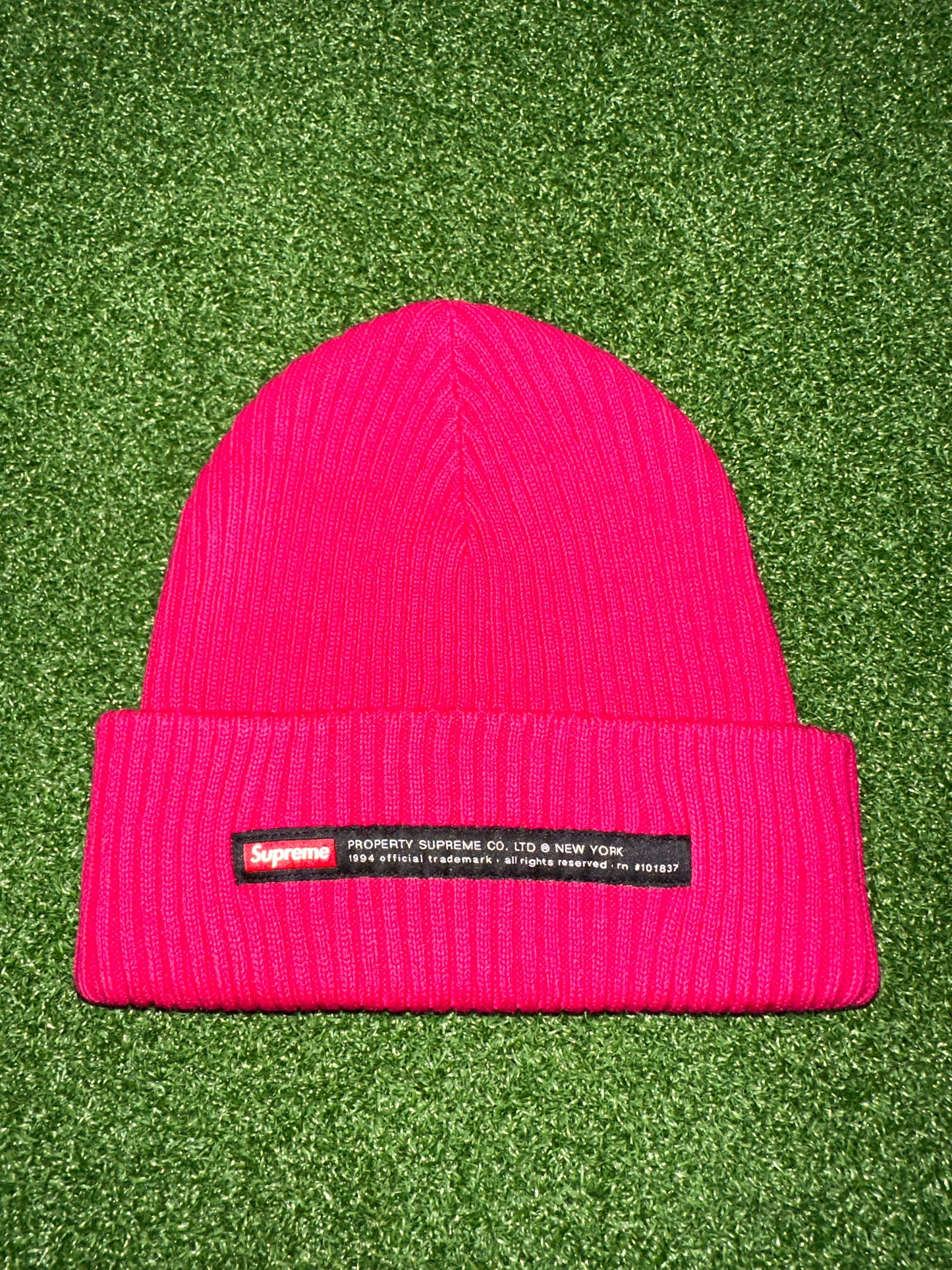 Gorro de lana con etiqueta de propiedad suprema en color magenta