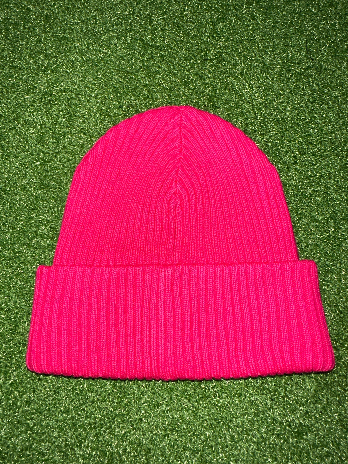 Gorro de lana con etiqueta de propiedad suprema en color magenta