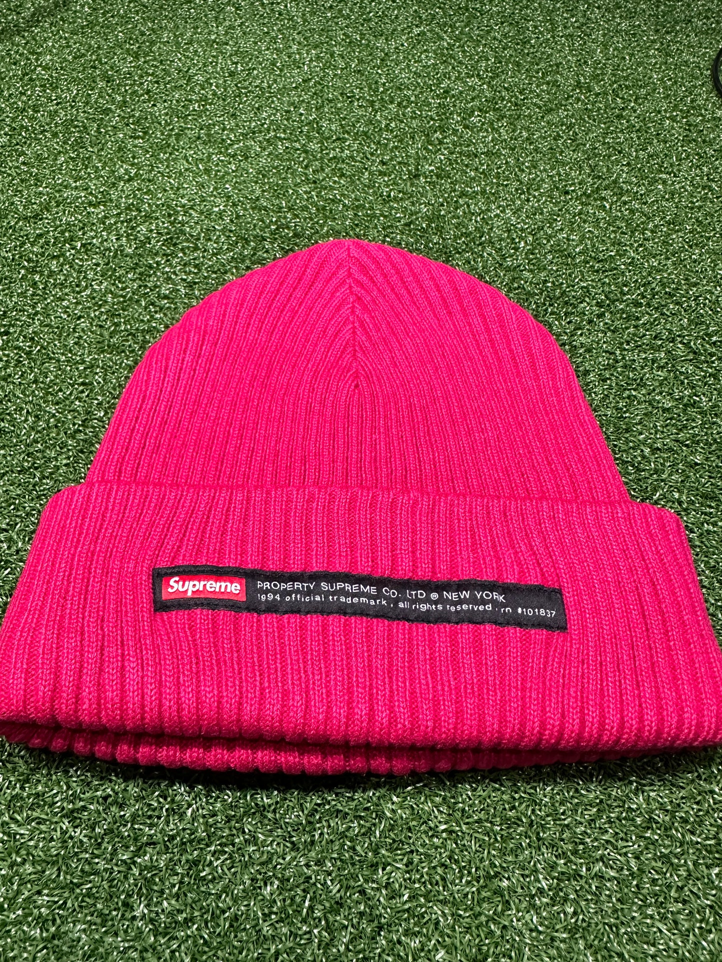 Gorro de lana con etiqueta de propiedad suprema en color magenta