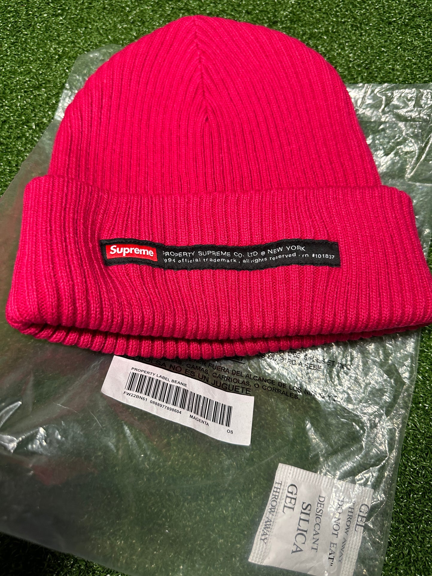 Gorro de lana con etiqueta de propiedad suprema en color magenta