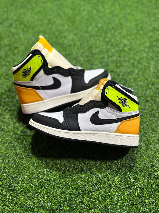 Jordan 1 Retro High - Blanco, negro, voltio, dorado universitario (primaria)