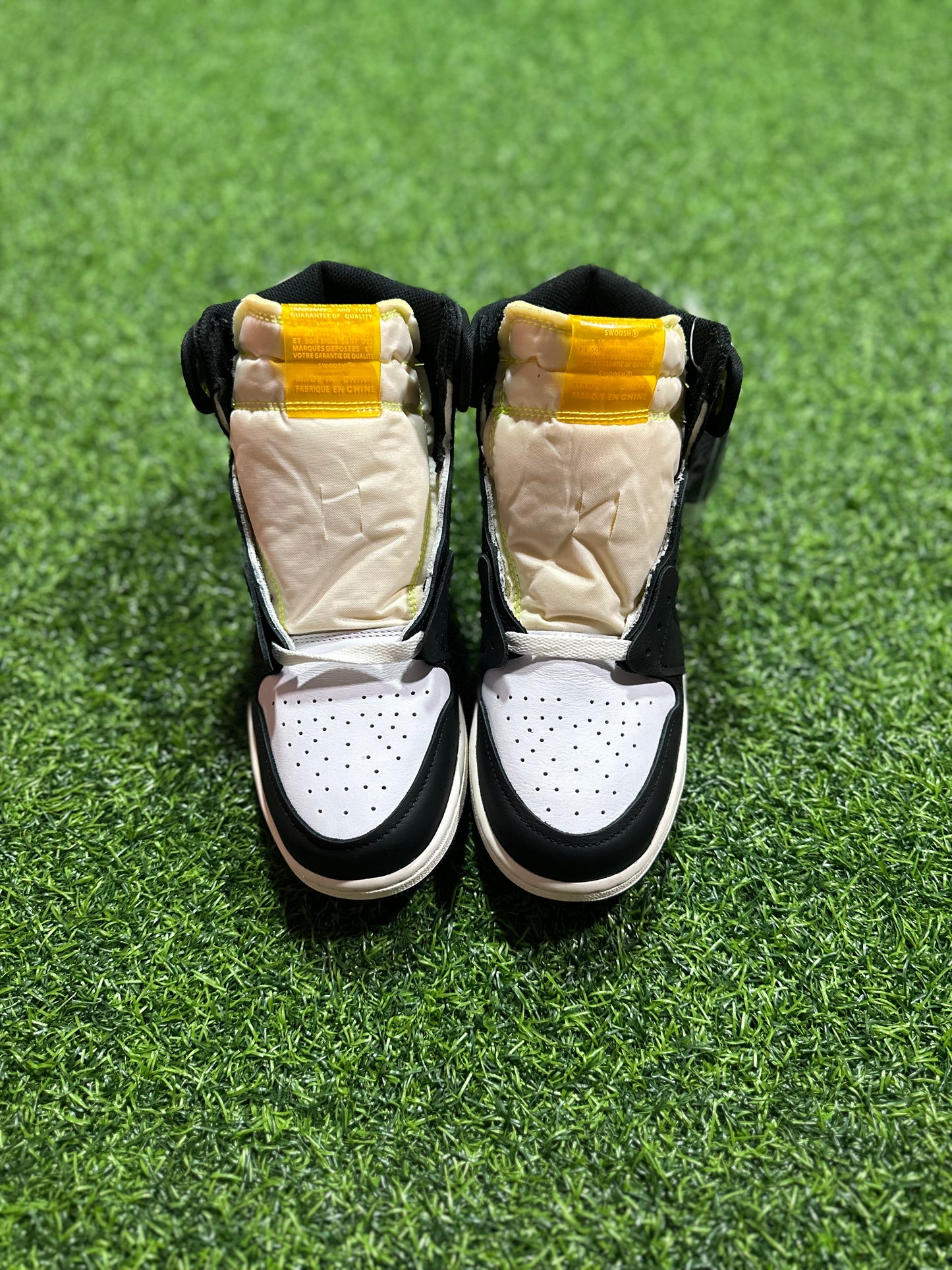 Jordan 1 Retro High - Blanco, negro, voltio, dorado universitario (primaria)