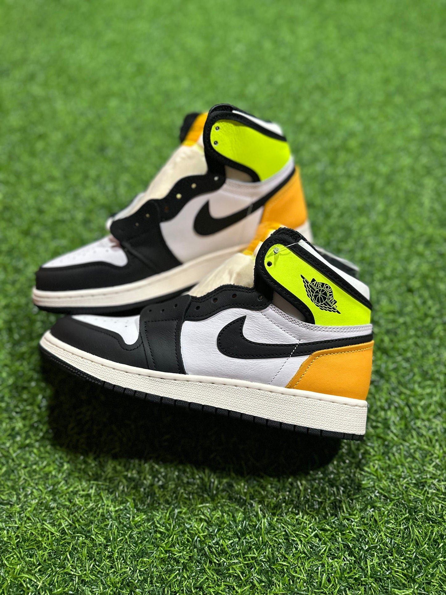 Jordan 1 Retro High - Blanco, negro, voltio, dorado universitario (primaria)