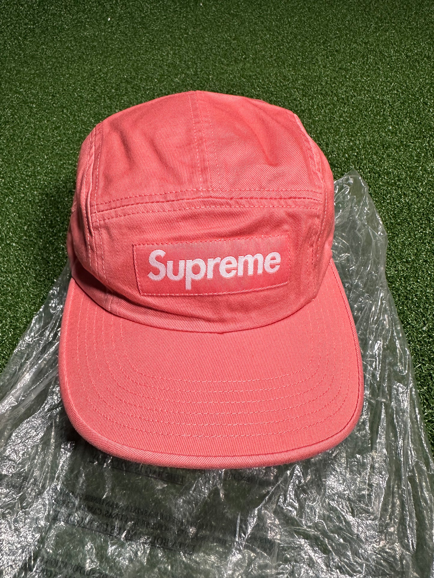 Gorra de campamento Supreme Washed Chino Twill (SS21) en coral