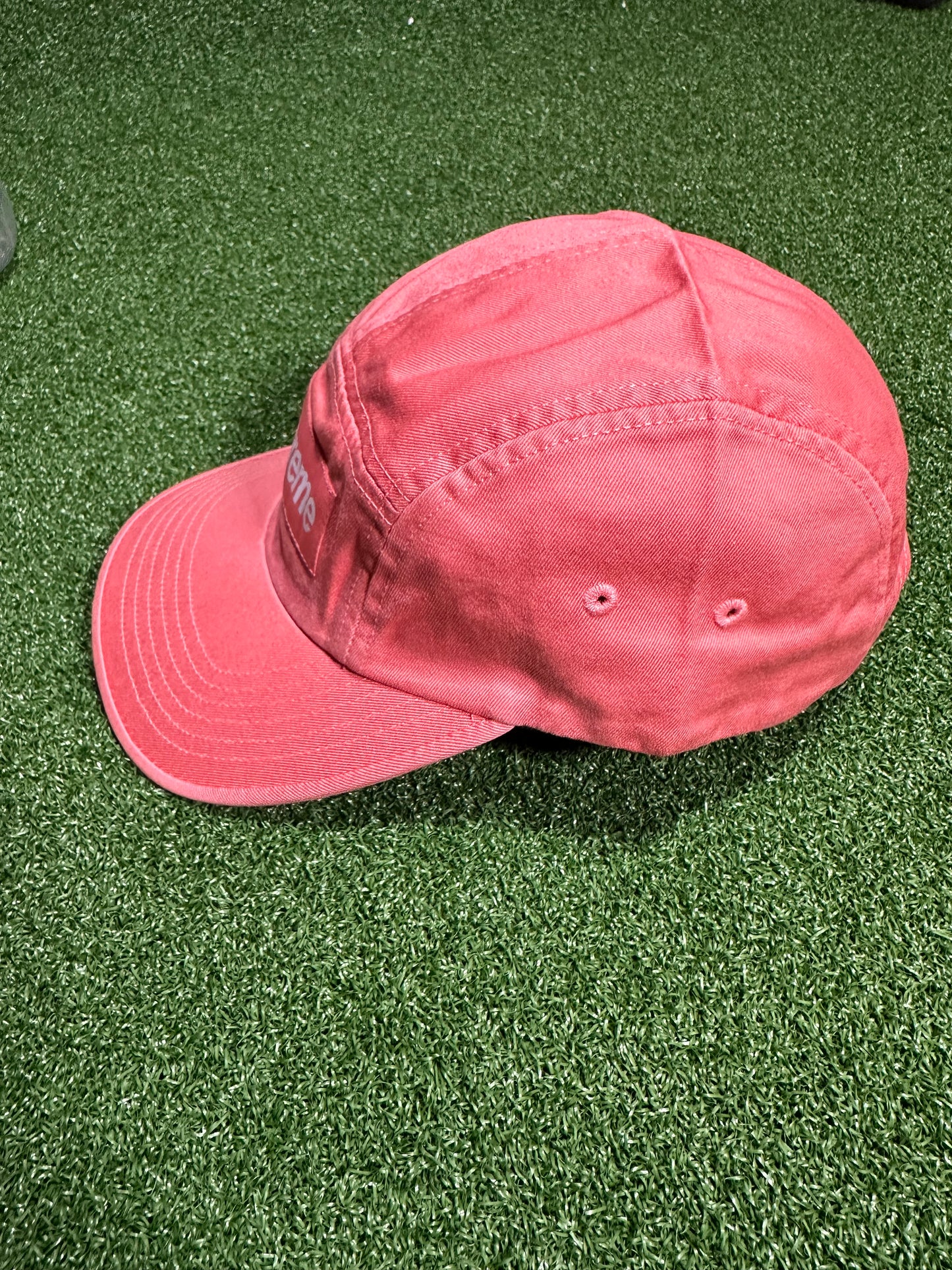 Gorra de campamento Supreme Washed Chino Twill (SS21) en coral