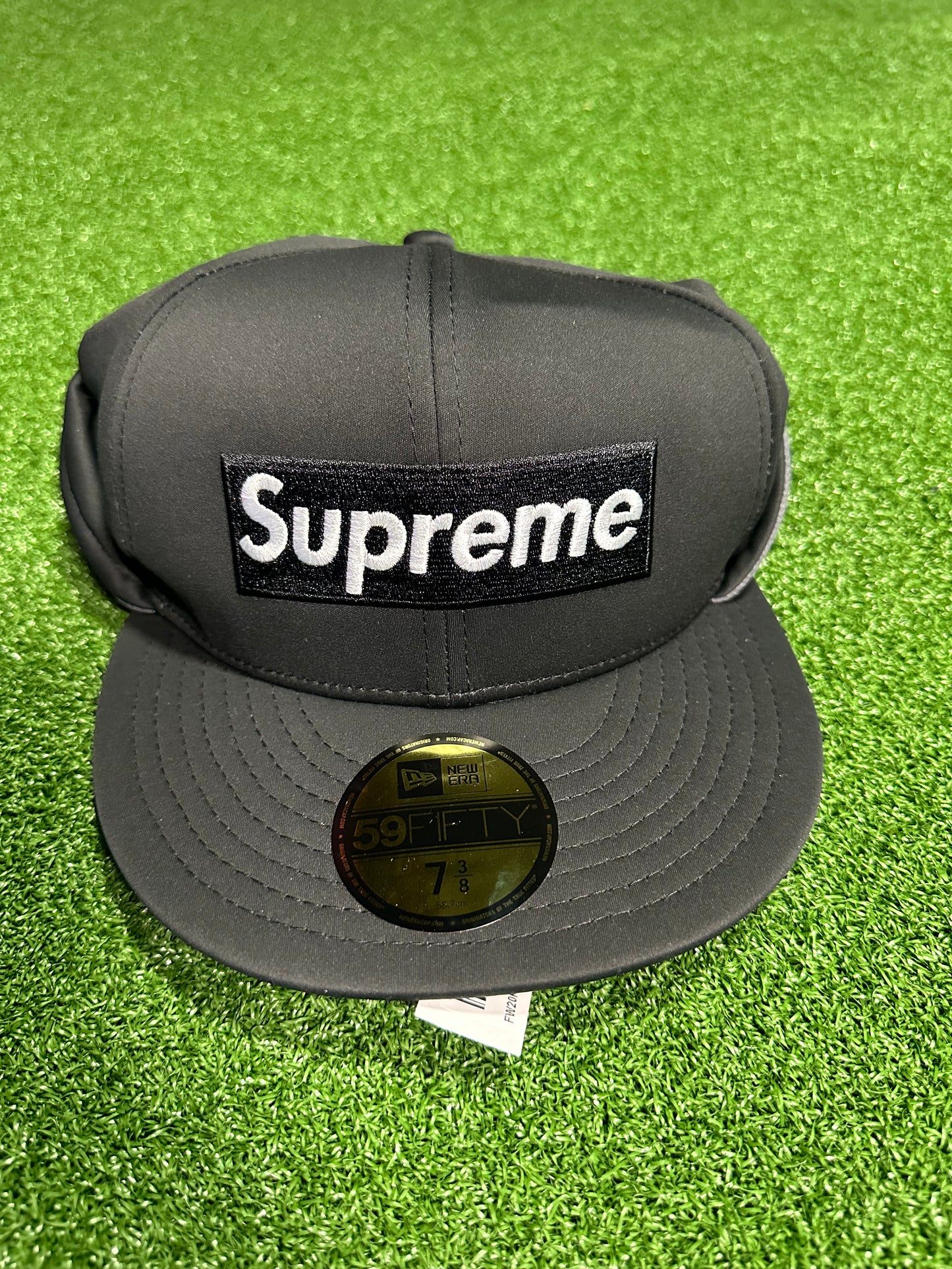 Orejeras con solapa y logo de caja Supreme WINDSTOPPER de New Era en color negro