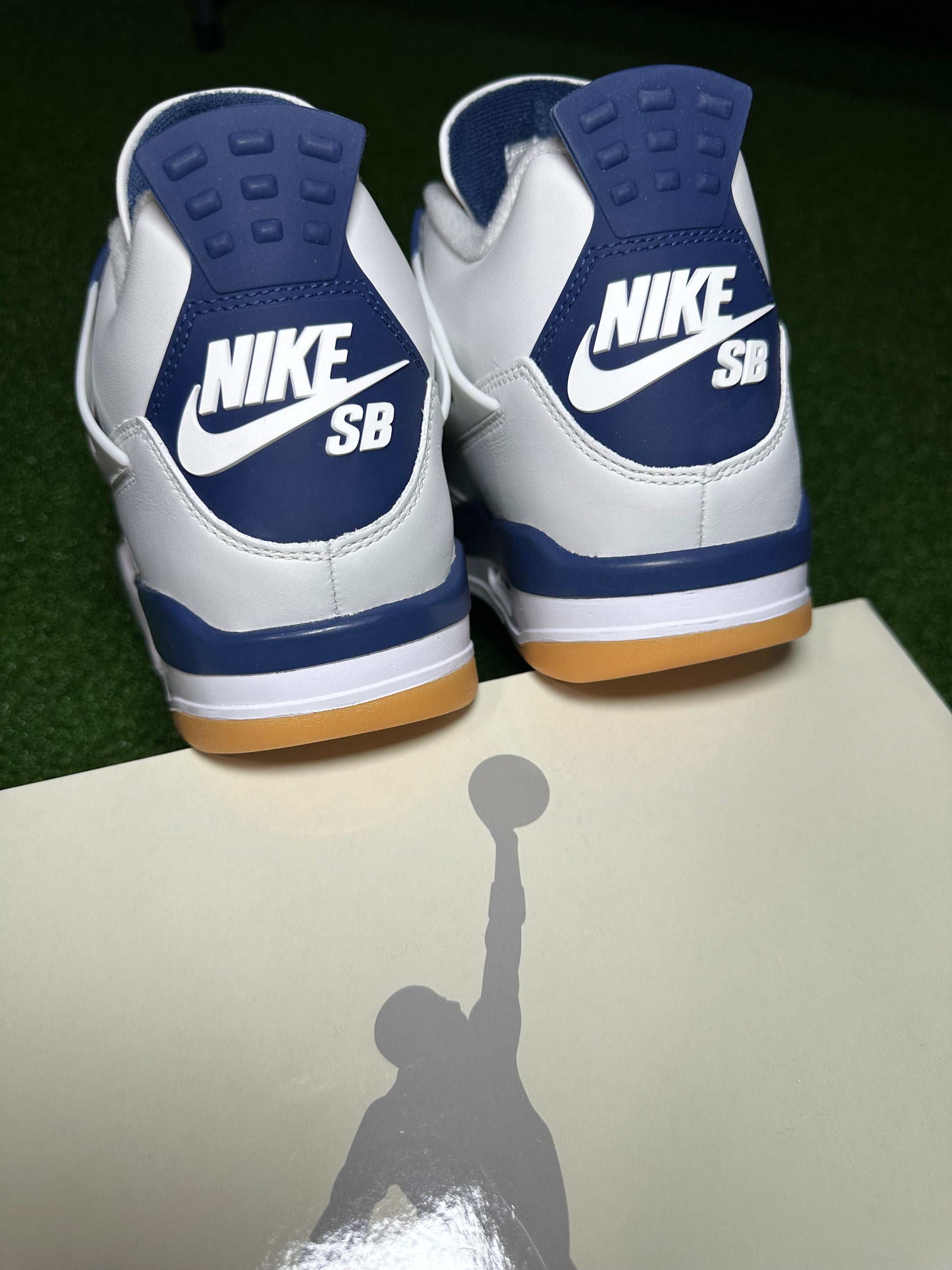 Heel and logo view – SB x Jordan 4 Navy