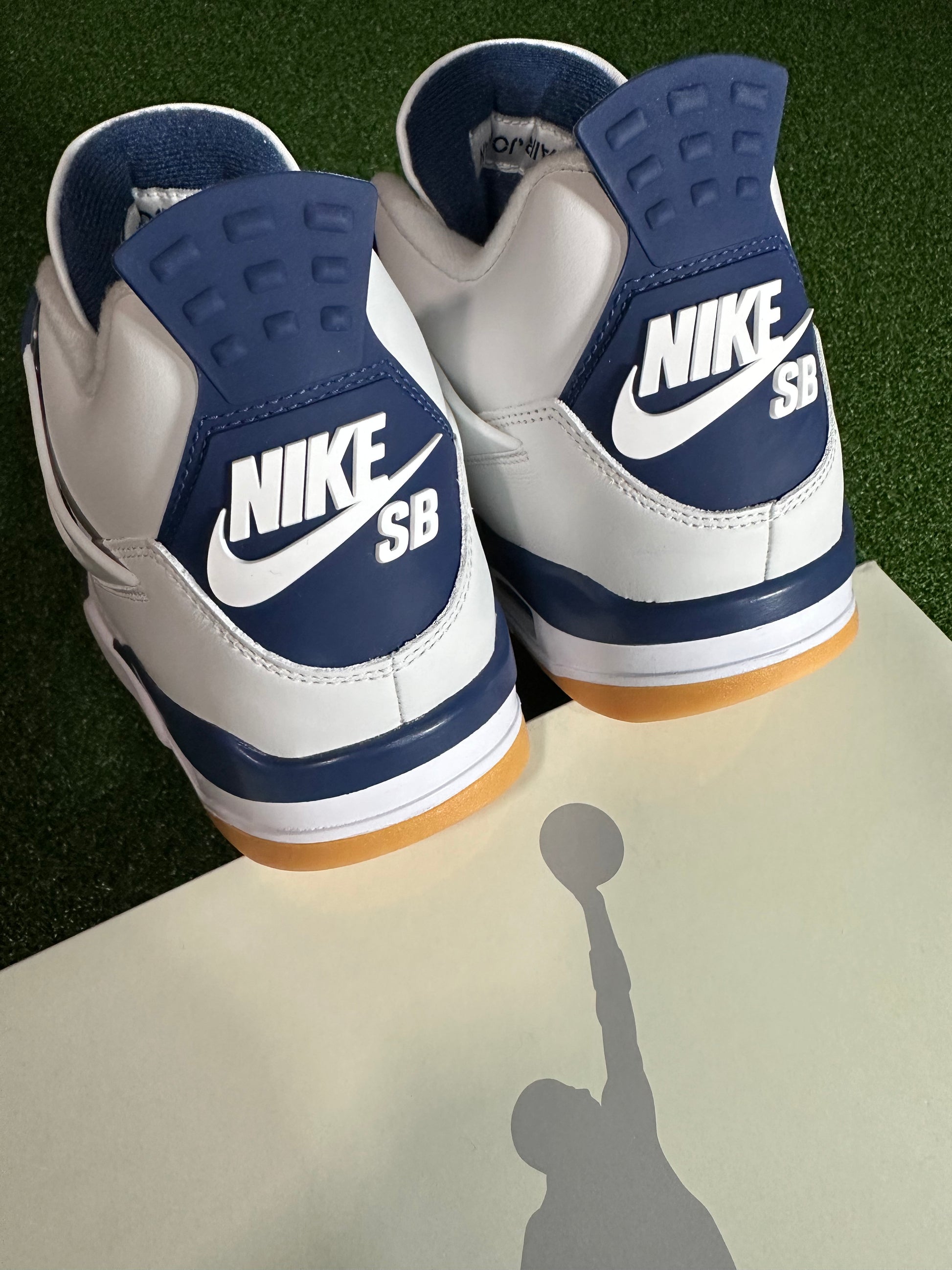 closer look at Heel and logo view – SB x Jordan 4 Navy