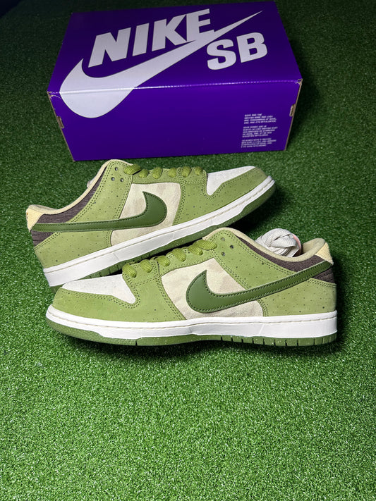 Side profile of Matcha SB Dunk designed by Yuto