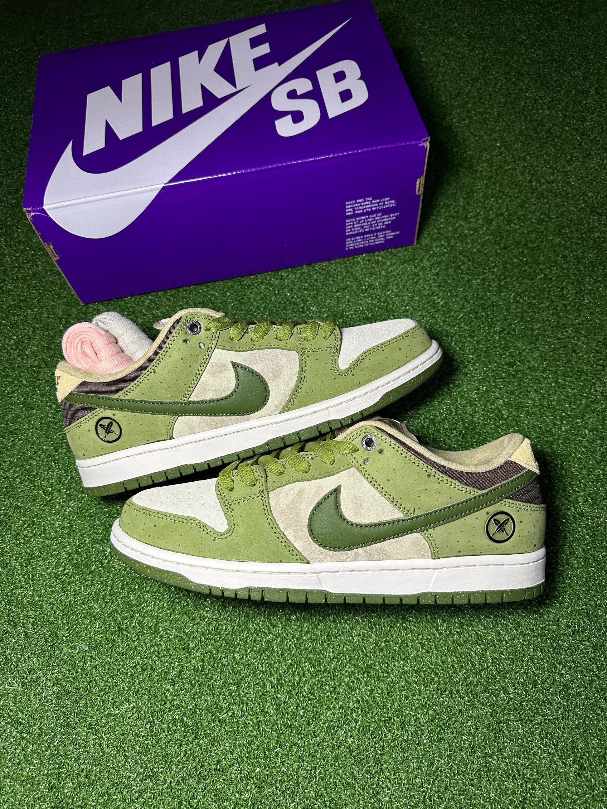 Side profile of Matcha SB Dunk designed by Yuto